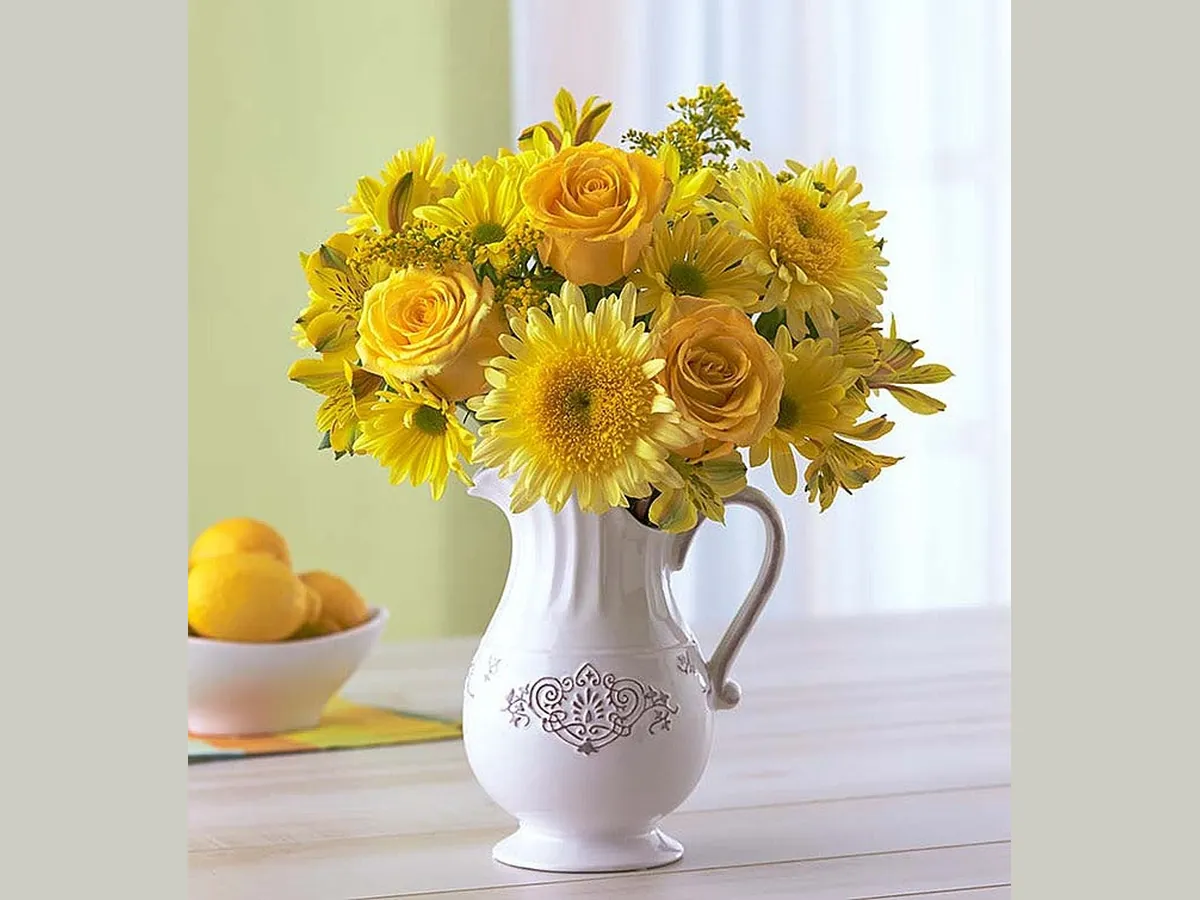 Yellow Pitcher Bouquet — Deluxe